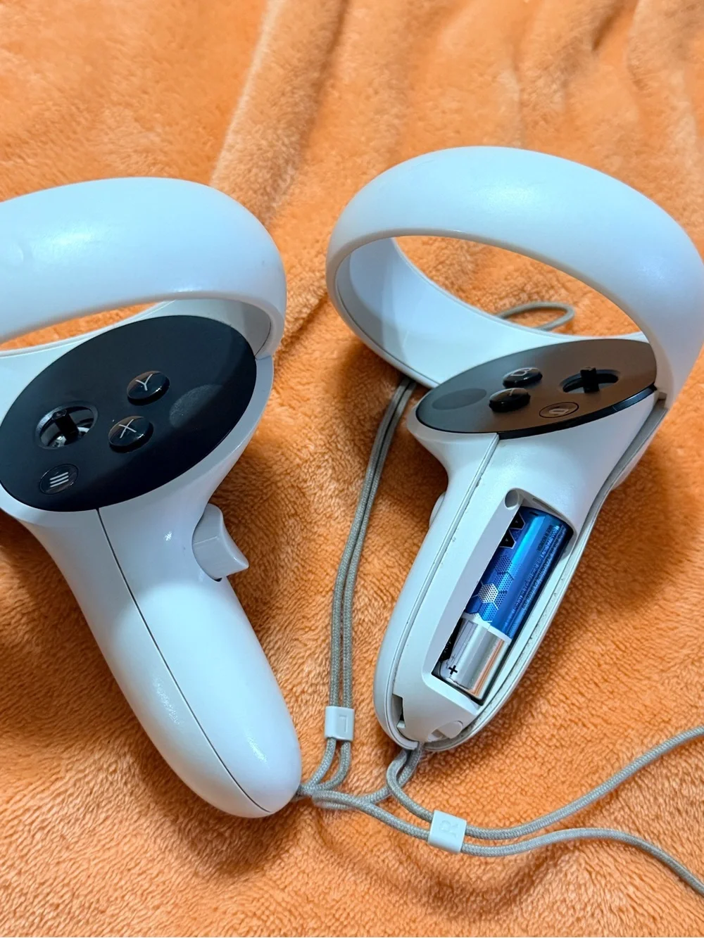 Quest 2 White VR Headset with White Controllers